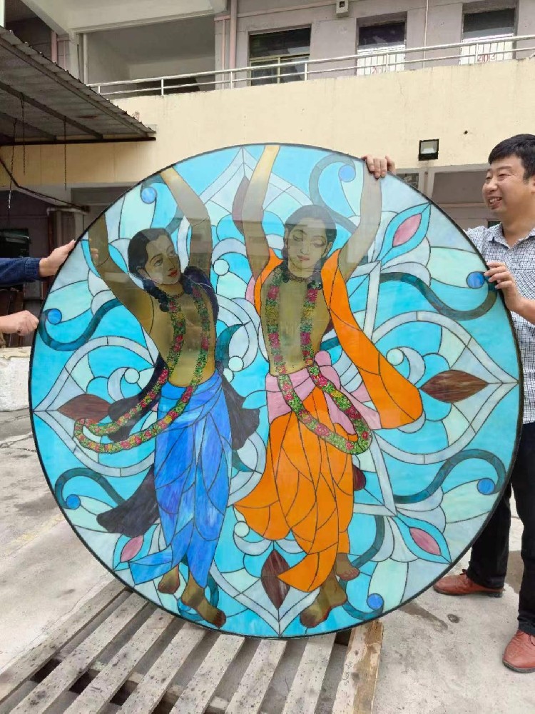 教堂人物彩色玻璃