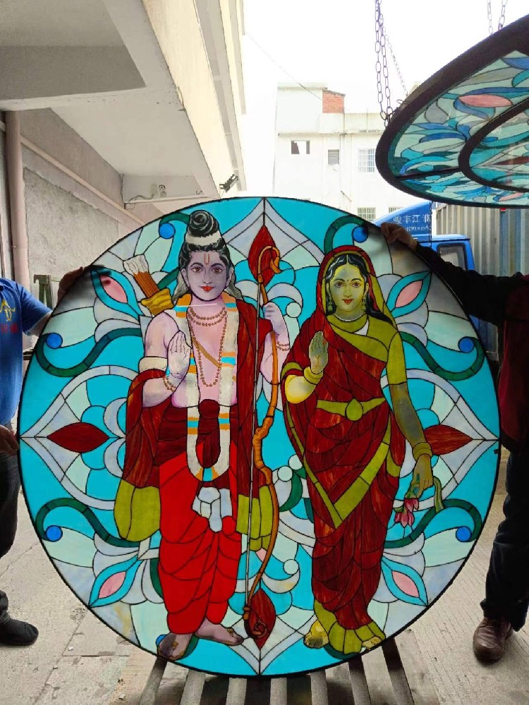 教堂人物彩色玻璃